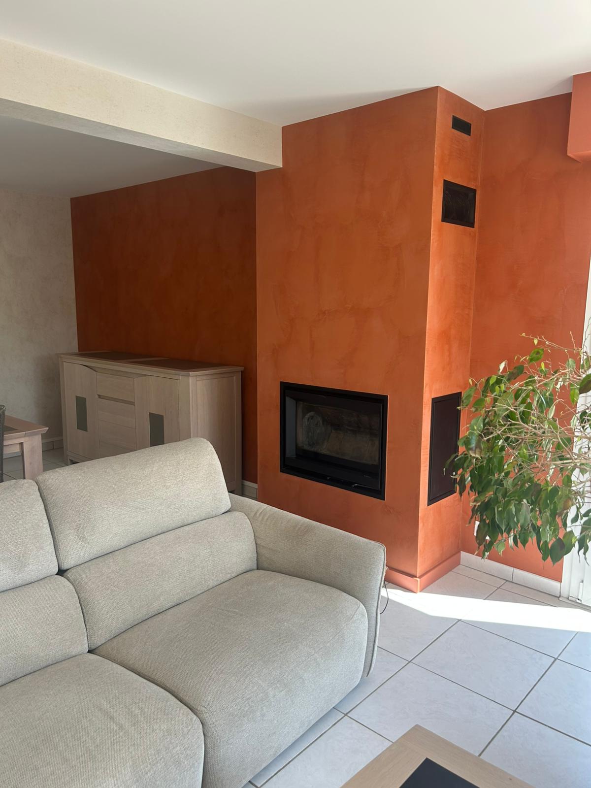 Salon avec cheminée enduit en Tadelakt